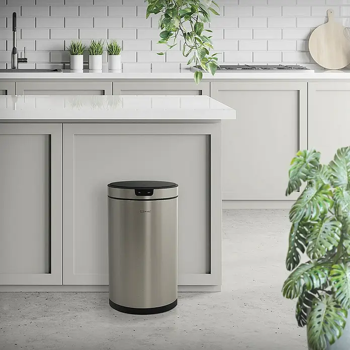 ML-Design Sensormülleimer 30L rund Edelstahl Abfalleimer berührungslos, Klemmring für Müllbeutel - 30 l, Stahl, Silber - Innenaufnahme eines modernen Küchenraums mit einem silberfarbenen, berührungslosen Mülleimer der Marke Cuisinart.