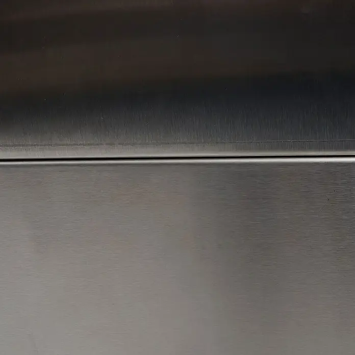 Proregal Mähroboter-Garage Mähroboter-Garage mit Pflanzkasten - Edelstahl - Nahaufnahme einer gebürsteten Edelstahloberfläche, die Textur und Verarbeitung des Materials hervorhebt.