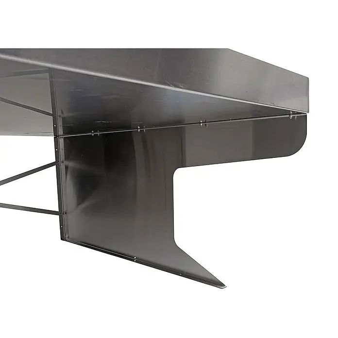 Proregal Mähroboter-Garage XL Mähroboter-Garage mit Pflanzkasten - Edelstahl - Nahaufnahme einer glänzenden, silberfarbenen Metallkonstruktion, die ein modernes Design und robuste Bauweise aufweist. Perfekt für Industrie oder Architektur.