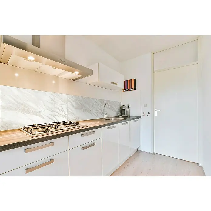 Bariperfil Protector de pared de cocina Backsplash - Venato, 60 x 98 cm, Aluminio - Cocina moderna con fogones, fregadero y armarios blancos. El backsplash de mármol y la campana extractora añaden un toque de elegancia.