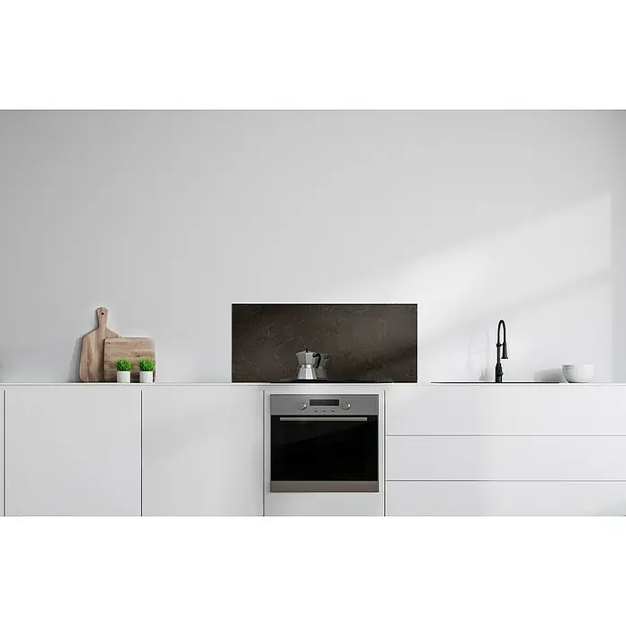 Bariperfil Protector de pared de cocina Backsplash - Black slate, 60 x 98 cm, Aluminio - Cocina moderna con armarios blancos, encimera oscura y cafetera espresso de acero inoxidable, creando un ambiente elegante y funcional.