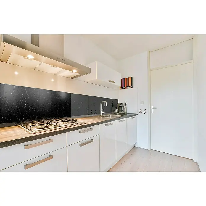 Bariperfil Protector de pared de cocina Backsplash - Andromeda black, 60 x 98 cm, Aluminio - Cocina luminosa con electrodomésticos modernos, incluyendo una placa de cocina y una campana extractora, combinando funcionalidad y estilo.
