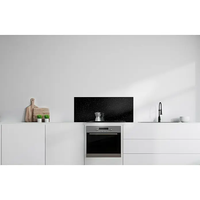 Bariperfil Protector de pared de cocina Backsplash - Andromeda black, 60 x 98 cm, Aluminio - Naturaleza muerta de cocina centrada en una elegante cafetera espresso frente a un fondo negro estrellado.