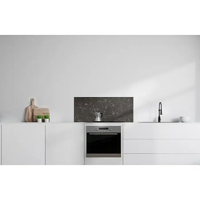 Bariperfil Protector de pared de cocina Backsplash - Galaxus black, 60 x 98 cm, Aluminio - Vista de cocina centrada en el moderno fregadero y el elegante fondo de mármol oscuro, que contrasta con los armarios blancos.