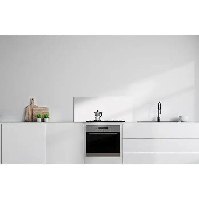 Bariperfil Protector de pared de cocina Backsplash - Andrómeda White, 60 x 98 cm, Aluminio - Cocina luminosa con horno empotrado y cafetera Moka para café recién hecho. El diseño moderno se complementa con tablas de cortar y plantas.