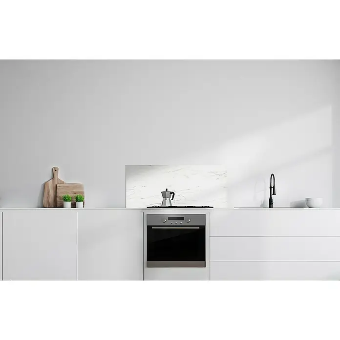 Bariperfil Protector de pared de cocina Backsplash - White marble, 60 x 98 cm, Aluminio - Escena de cocina con fregadero, fogones y utensilios de cocina. El diseño elegante y la paleta de colores claros dan a la cocina un ambiente moderno y elegante.