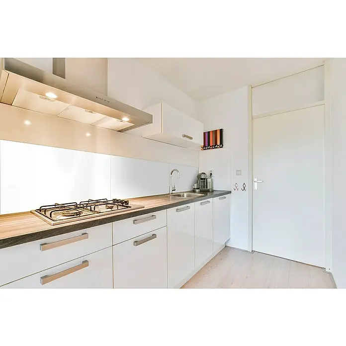 Bariperfil Protector de pared de cocina Backsplash - White, 60 x 98 cm, Aluminio - Cocina luminosa con armarios blancos, campana extractora de acero inoxidable y encimera de madera. Un diseño de cocina moderno y limpio.