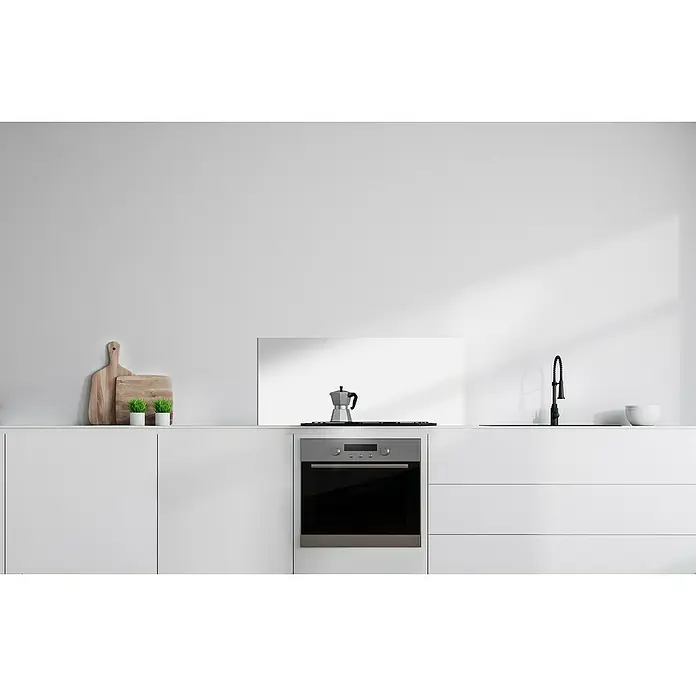 Bariperfil Protector de pared de cocina Backsplash - White, 60 x 98 cm, Aluminio - Cocina luminosa con armarios blancos, encimera con cafetera moka, fregadero con grifo negro y horno.