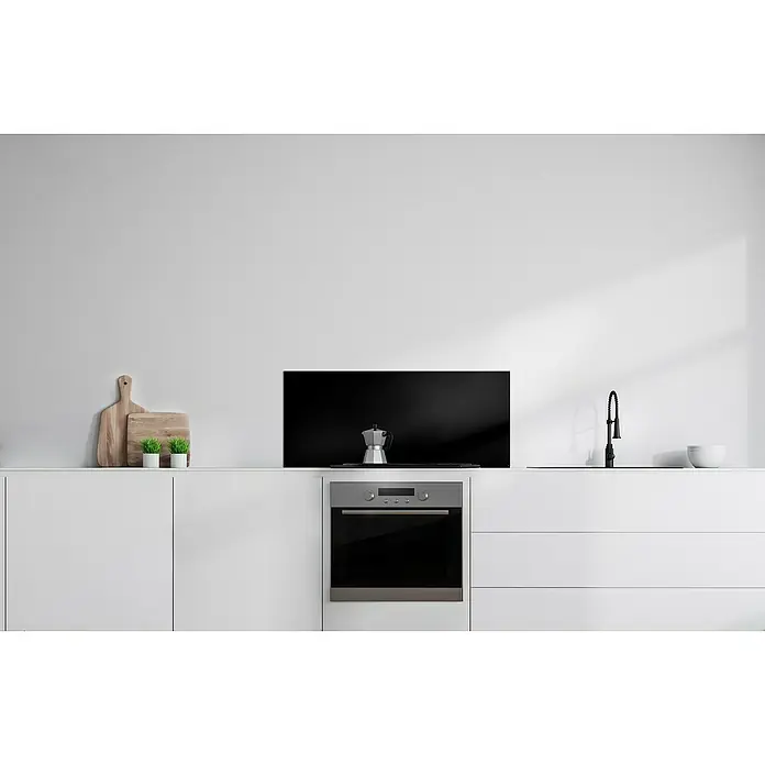Bariperfil Protector de pared de cocina Backsplash - Black, 60 x 98 cm, Aluminio - Vista de cocina que muestra un horno moderno y una elegante cafetera exprés sobre la estufa, combinados con diseño minimalista.