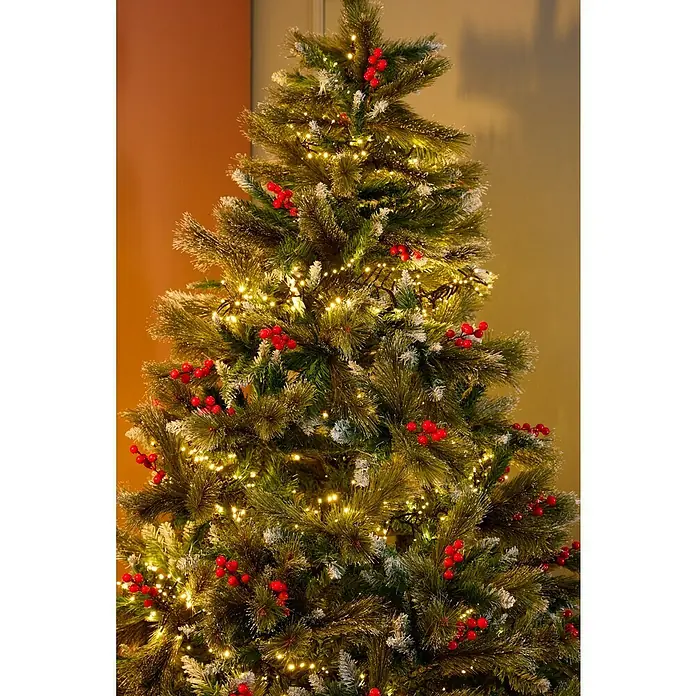 Árbol de Navidad artificial Montana - Altura: 150 cm, Verde - Un árbol de Navidad festivo, adornado con luces cálidas y bayas rojas, crea un ambiente navideño acogedor.