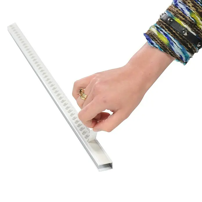 Expo Ambiente Seitenführung - 2 Stk., Passend für: Rollos mit Kassette (16 mm), Höhe: 175 cm - Person befestigt LED-Leiste mit Klebestreifen. Die LED-Leiste ist aus Aluminium gefertigt und bietet eine einfache Montage.
