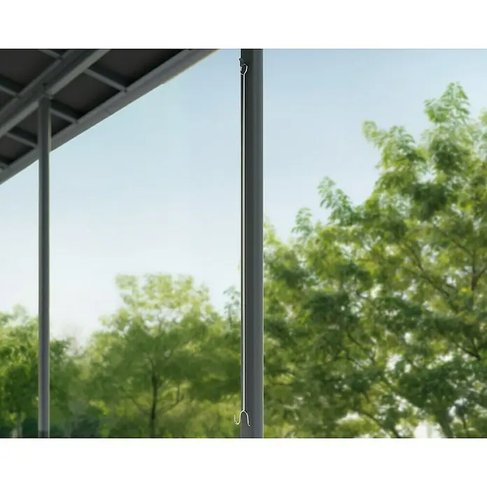 Palram – Canopia Terrassenüberdachung Sierra Cabrio - B x T: 560 x 300 cm, Anthrazitgrau, Polycarbonat, Grau - Nahaufnahme einer Rollstange mit Haken, die zur Bedienung von Rollläden oder Markisen dient, vor dem Hintergrund von Bäumen und blauem Himmel.