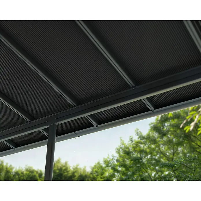 Palram – Canopia Terrassenüberdachung Sierra Cabrio - B x T: 560 x 300 cm, Anthrazitgrau, Polycarbonat, Grau - Ansicht einer modernen, grauen Terrassenüberdachung mit robustem, geriffeltem Dach und stabilen Stützpfeilern. Ideal für den Außenbereich.