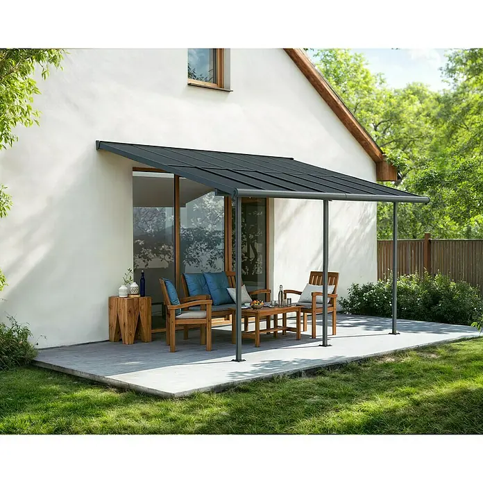 Palram – Canopia Terrassenüberdachung Sierra Cabrio - B x T: 430 x 300 cm, Anthrazitgrau, Polycarbonat, Grau - Terrassenüberdachung mit anthrazitfarbenem Dach und passenden Gartenmöbeln auf einer modernen Terrasse mit Rasenfläche.
