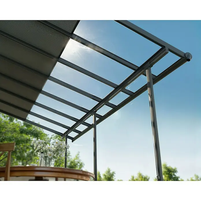 Palram – Canopia Terrassenüberdachung Sierra Cabrio - B x T: 560 x 300 cm, Anthrazitgrau, Polycarbonat, Grau - Nahaufnahme einer modernen Terrassenüberdachung mit Glas- und Stoffelementen, die Schutz vor Sonne und Wetter bietet. Elegantes Design für den Außenbereich.