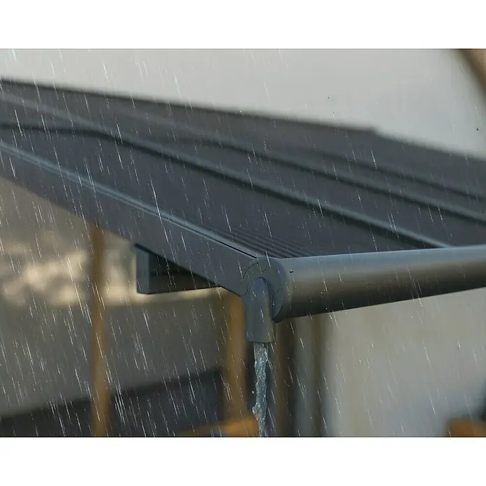 Palram – Canopia Terrassenüberdachung Sierra Cabrio - B x T: 560 x 300 cm, Anthrazitgrau, Polycarbonat, Grau - Nahaufnahme einer schwarzen Markise im Regen, die das Wasser ableitet. Robuste und stilvolle Beschattungslösung für jedes Gebäude.