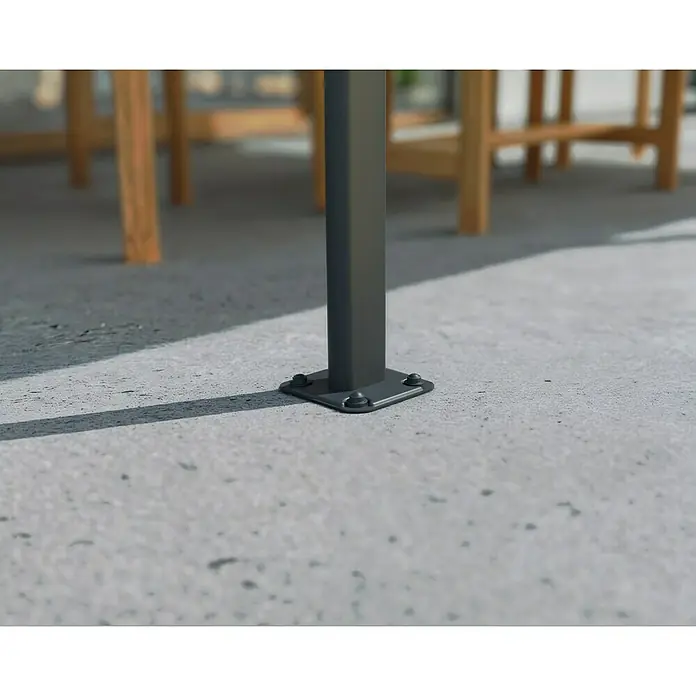 Palram – Canopia Terrassenüberdachung Sierra Cabrio - B x T: 560 x 300 cm, Anthrazitgrau, Polycarbonat, Grau - Detailaufnahme einer robusten, grau lackierten Terrassenüberdachung mit stabilen Stützpfosten und sicherer Bodenbefestigung.