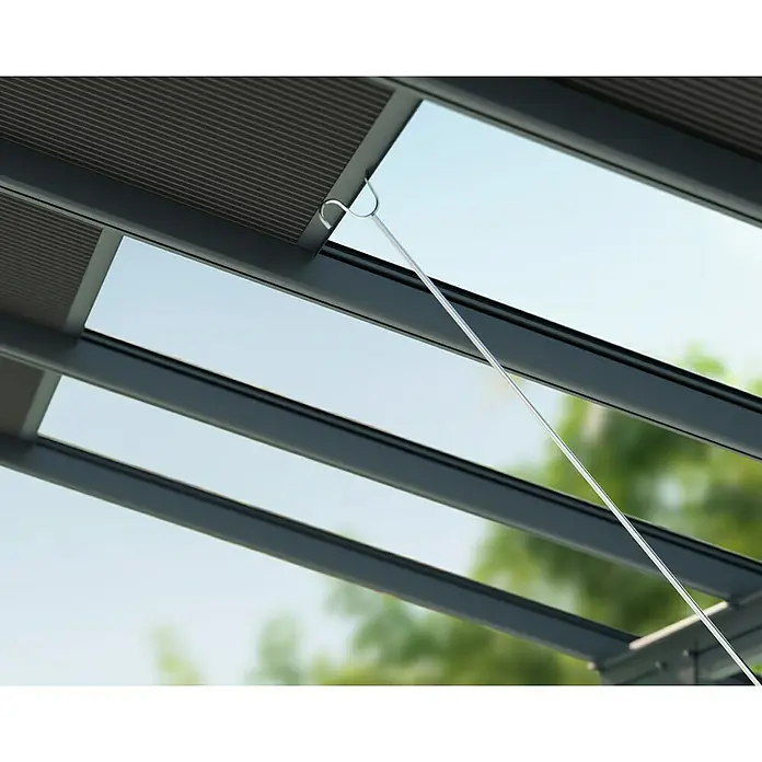 Palram – Canopia Terrassenüberdachung Sierra Cabrio - B x T: 560 x 300 cm, Anthrazitgrau, Polycarbonat, Grau - Nahaufnahme einer modernen Pergola mit verstellbaren Lamellen und einem filigranen Zugseil, das für Schatten sorgt.