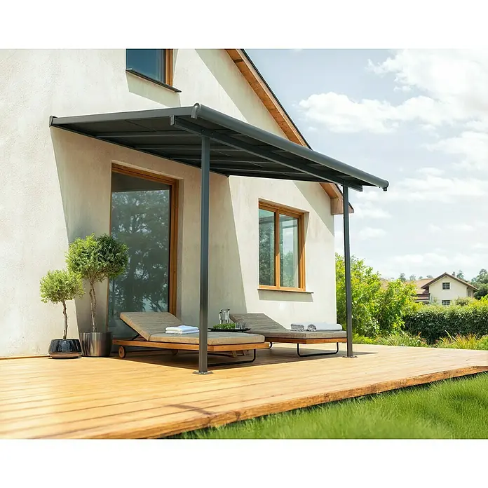 Palram – Canopia Terrassenüberdachung Sierra Cabrio - B x T: 300 x 300 cm, Anthrazitgrau, Polycarbonat, Grau - Moderne Terrassenüberdachung mit Liegestühlen auf einer Holzterrasse, die einen stilvollen Außenbereich zum Entspannen bietet.