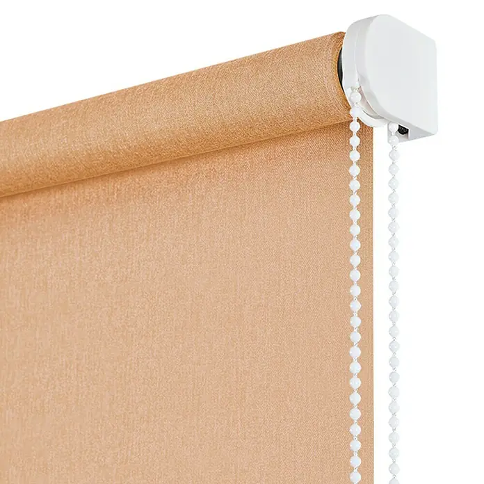 Estor enrollable Soft - An x Al: 120 x 250 cm, Melocotón - Primer plano de un estor enrollable beige con cordones blancos y una carcasa blanca, apto para ventanas o puertas.