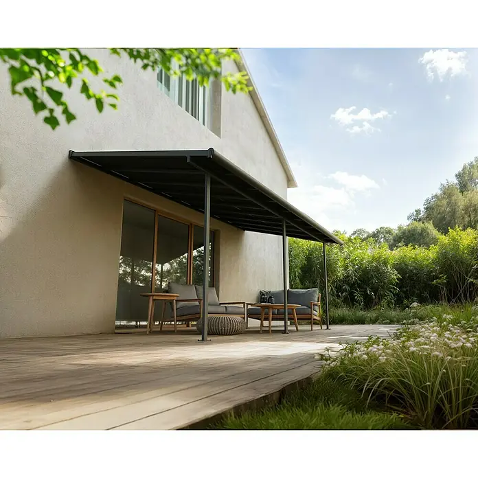 Palram – Canopia Terrassenüberdachung Sierra Cabrio - B x T: 560 x 300 cm, Anthrazitgrau, Polycarbonat, Grau - Eine stilvolle Terrassenüberdachung mit dunklem Rahmen spendet Schatten über einer modernen Sitzecke im Freien und lädt zum Verweilen ein.