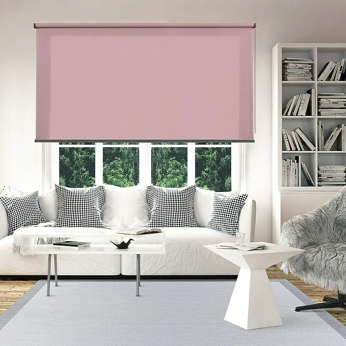 Estor enrollable Calm - An x Al: 160 x 250 cm, Malva, Unicolor - Una elegante sala de estar con un estor enrollable rosa, que proporciona privacidad y luz suave. Un complemento elegante para cualquier hogar.