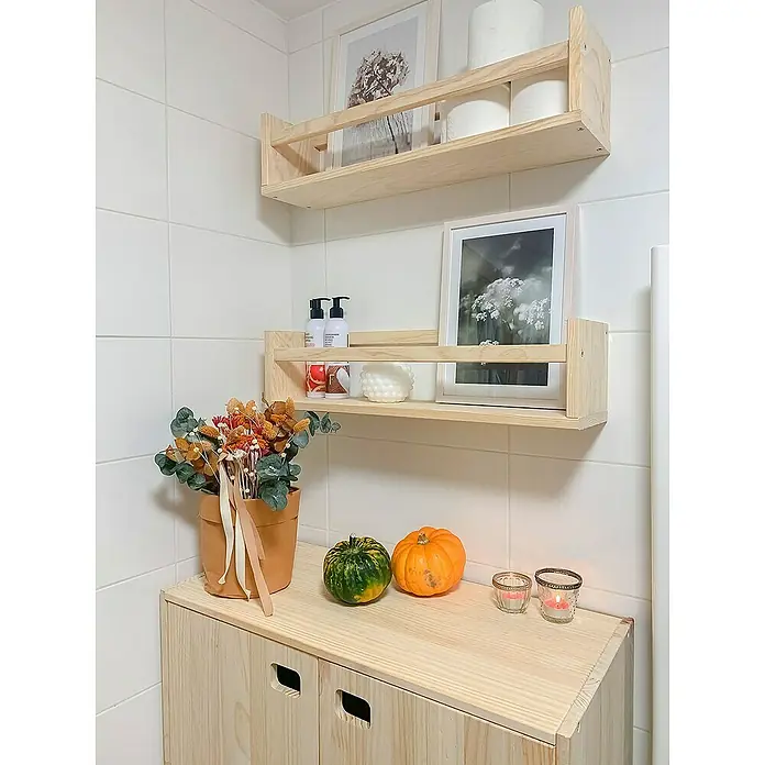 Astigarraga Especiero - L x An x Al: 15 x 60 x 15 cm, Madera de pino, Natural - Decoración de baño con dos estantes de madera en la pared y un armario con objetos decorativos como calabazas y velas.