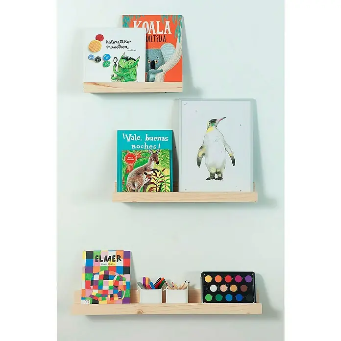 Astigarraga Estante para fotos - L x An x Al: 12,5 x 60 x 7 cm, Natural - Estantes de pared que exhiben libros para niños y materiales de arte. Los estantes son de madera clara y están montados en una pared blanca.