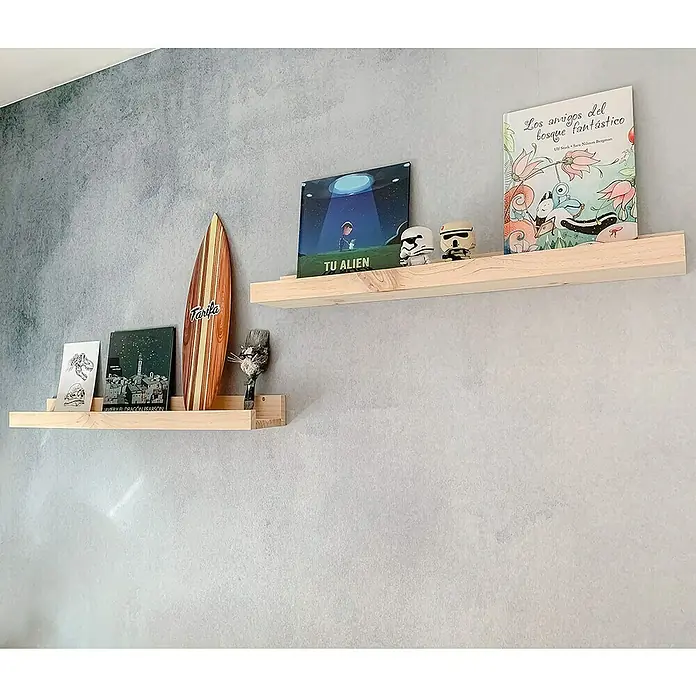 Astigarraga Estante para fotos - L x An x Al: 12,5 x 60 x 7 cm, Natural - Dos estantes de madera en una pared gris, exhibiendo libros, una tabla de surf y figuras. Ideal para habitaciones infantiles.