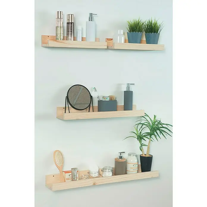 Astigarraga Estante para fotos - L x An x Al: 12,5 x 40 x 7 cm, Natural - Tres estantes de color madera clara con artículos de baño como lociones, un espejo y plantas en macetas en una pared blanca. Almacenamiento decorativo para el baño.