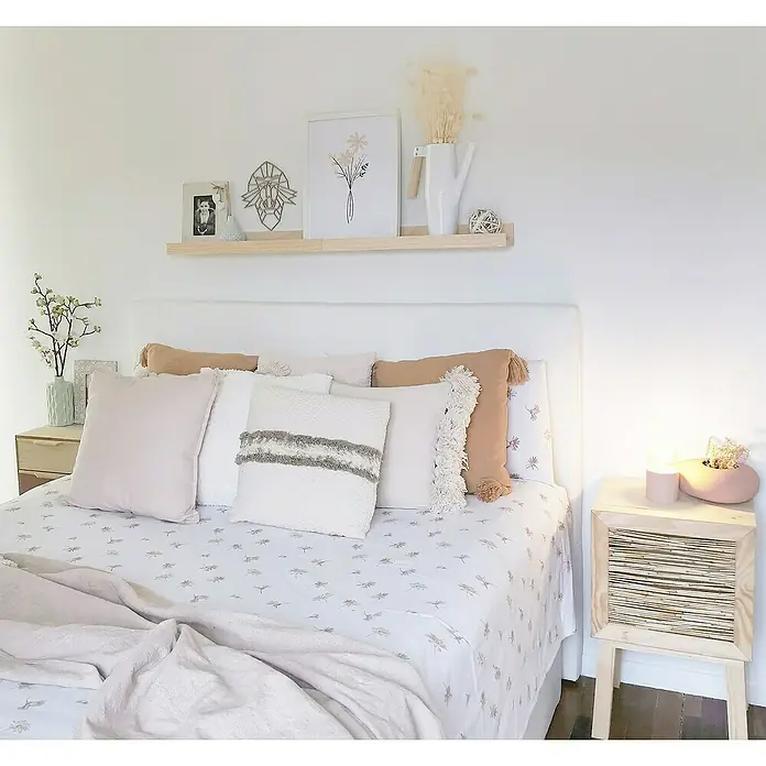 Astigarraga Estante para fotos - L x An x Al: 12,5 x 60 x 7 cm, Natural - Acogedora escena de dormitorio que muestra una elegante cama adornada con muchas almohadas y un cubrecama estampado. El diseño armonioso crea un ambiente tranquilo.
