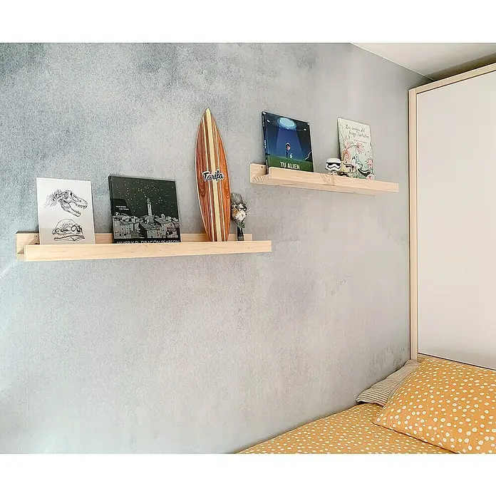 Astigarraga Estante para fotos - L x An x Al: 12,5 x 40 x 7 cm, Natural - Dos estantes de madera clara sujetos a una pared exhibiendo libros y decoraciones. El estante inferior incluye una tabla de surf e ilustración animal.