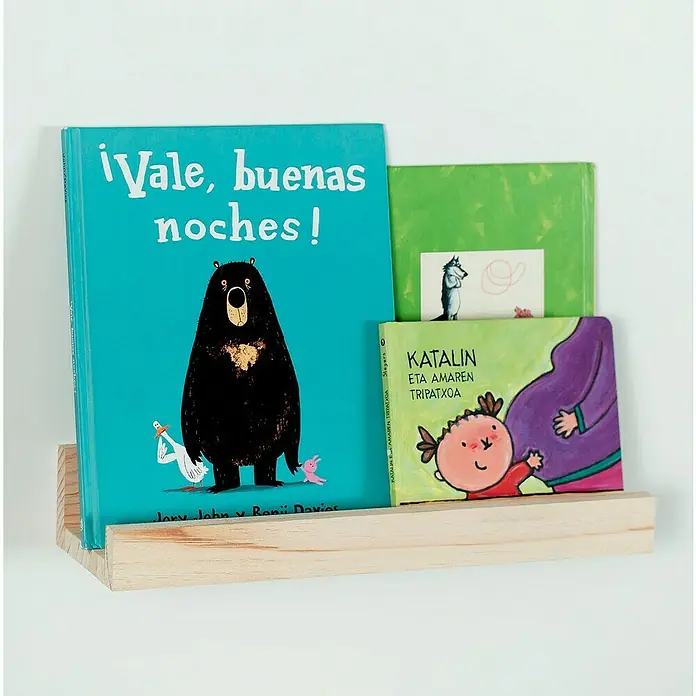 Astigarraga Estante para fotos - L x An x Al: 12,5 x 40 x 7 cm, Natural - Primer plano de una estantería de madera llena de libros infantiles, incluyendo "¡Vale, buenas noches!" y "Katalin Eta Amaren Tripatxoa".