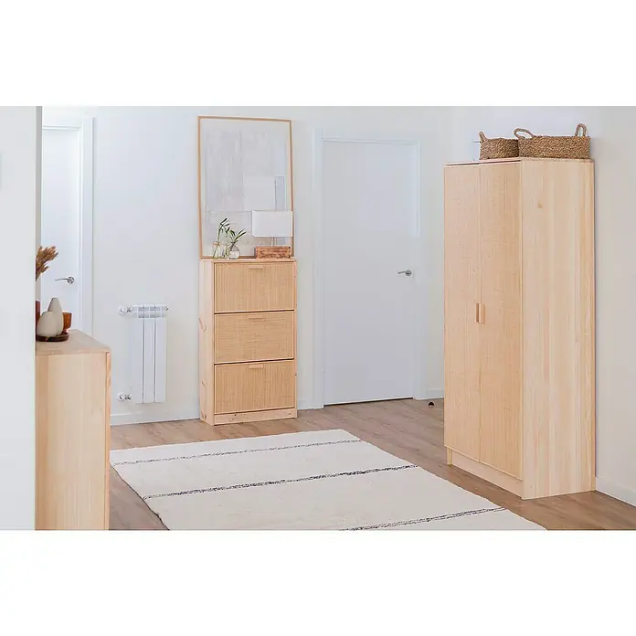 Astigarraga Aura Conjunto de muebles - 2 pzs., Madera maciza y rafia, Natural - Interior luminoso y acogedor con armario de madera, cómoda y zapatero a juego, complementado con una alfombra elegante y decoraciones para un ambiente acogedor.