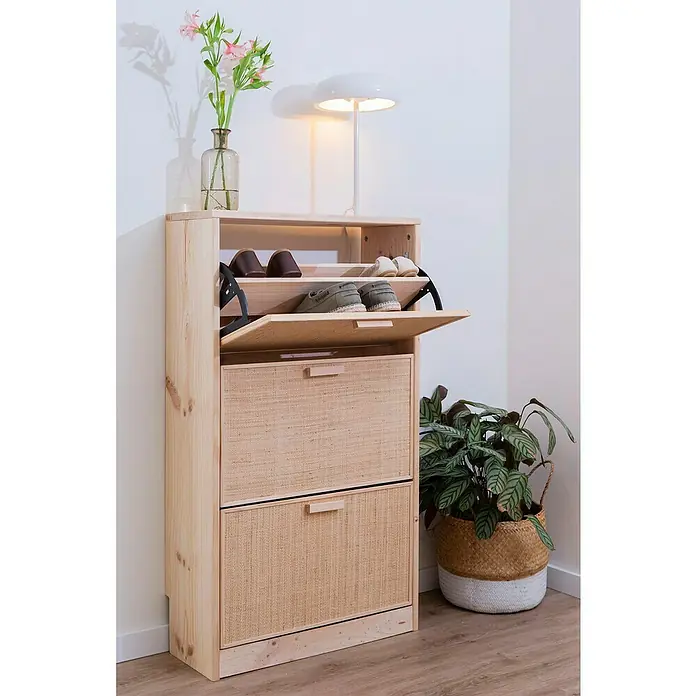 Astigarraga Aura Conjunto de muebles - 2 pzs., Madera maciza y rafia, Natural - Zapatero moderno de madera clara con dos cajones de mimbre y compartimentos abiertos para zapatos. Decorado con lámpara y flores para un ambiente.