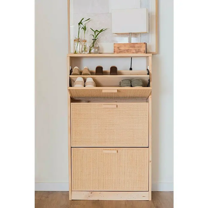 Astigarraga Aura Conjunto de muebles - 2 pzs., Madera maciza y rafia, Natural - Elegante zapatero de madera con dos cajones y espacio de almacenamiento adicional en la parte superior, ideal para organizar zapatos y accesorios.