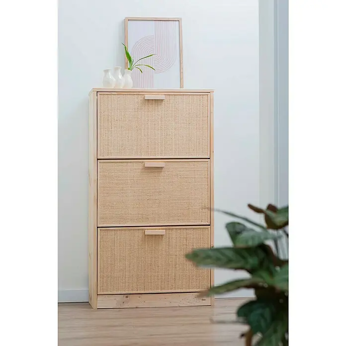 Astigarraga Aura Conjunto de muebles - 2 pzs., Madera maciza y rafia, Natural - Zapatero de madera clara con tres cajones de mimbre. Jarrones y un cuadro enmarcado están colocados en la parte superior.