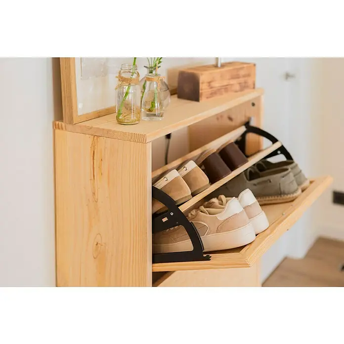 Astigarraga Aura Conjunto de muebles - 2 pzs., Madera maciza y rafia, Natural - Un zapatero de madera marrón claro con varios pares de zapatos dentro, con jarrones y una caja de madera encima.