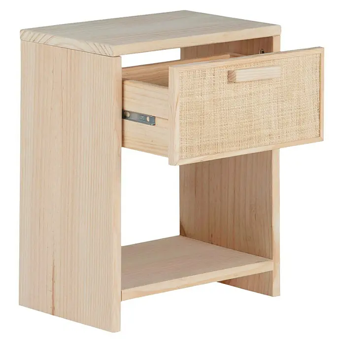 Astigarraga Aura Conjunto de muebles - 5 pzs., Madera maciza y rafia, Natural - Mesita de noche de madera clara con cajón de ratán y compartimento abierto. Un mueble práctico para el dormitorio.