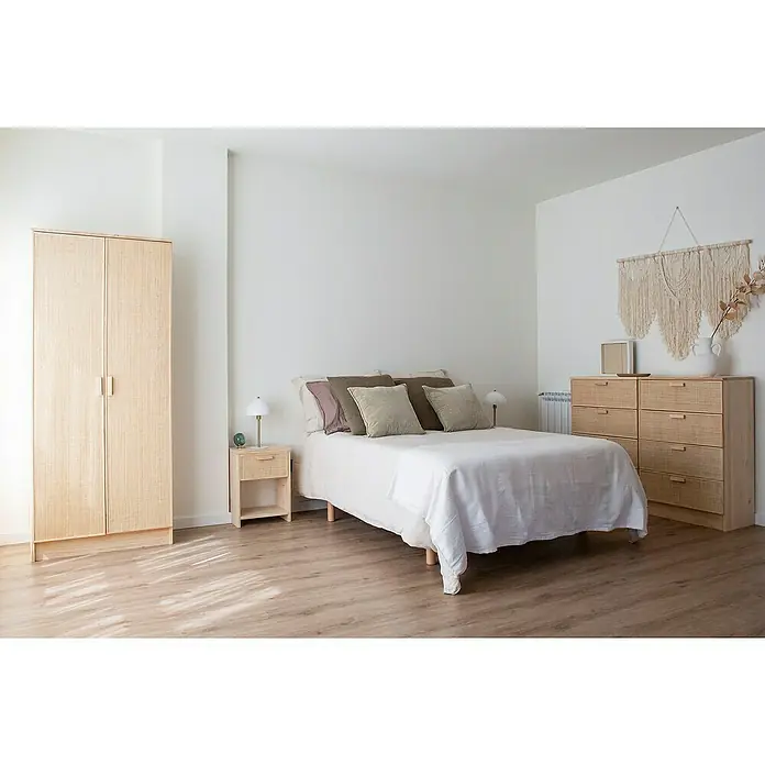 Astigarraga Aura Conjunto de muebles - 5 pzs., Madera maciza y rafia, Natural - Luminoso dormitorio con cama doble, mesita de noche, cómoda y armario con un diseño natural, creando un ambiente sereno y relajante.