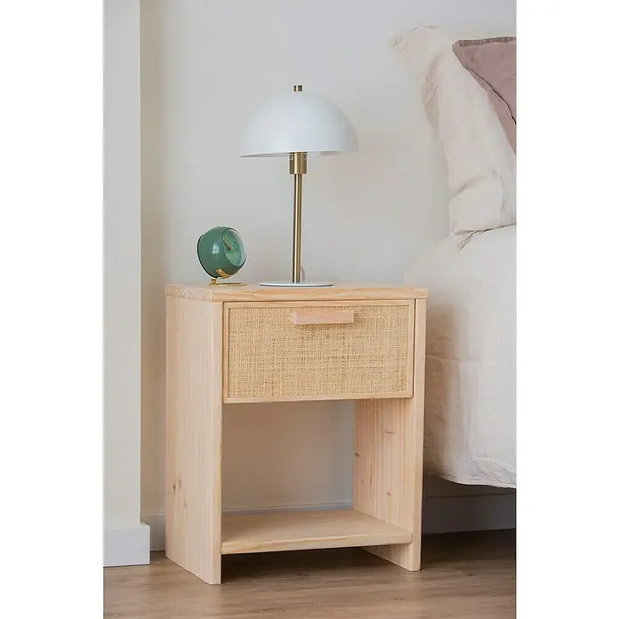 Astigarraga Aura Conjunto de muebles - 5 pzs., Madera maciza y rafia, Natural - Elegante mesita de noche de madera clara con cajón de mimbre, estante abierto, lámpara y reloj verde.