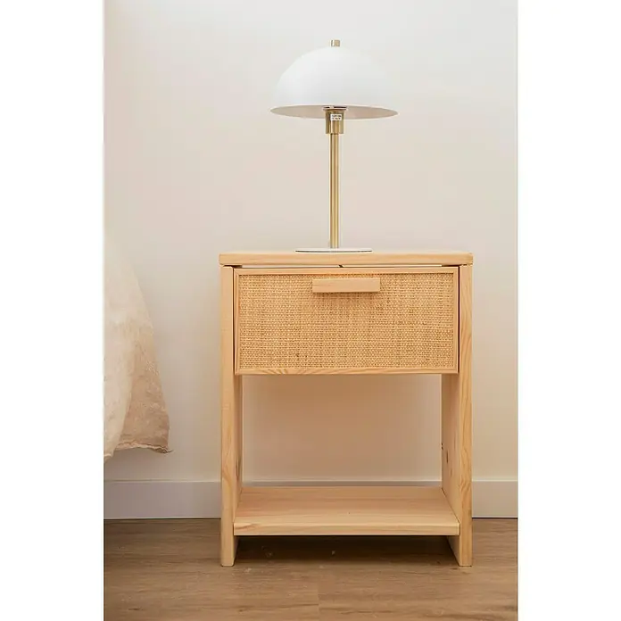 Astigarraga Aura Conjunto de muebles - 5 pzs., Madera maciza y rafia, Natural - Una mesita de noche de madera clara con un cajón de ratán y una lámpara encima. La mesita de noche es moderna y minimalista.