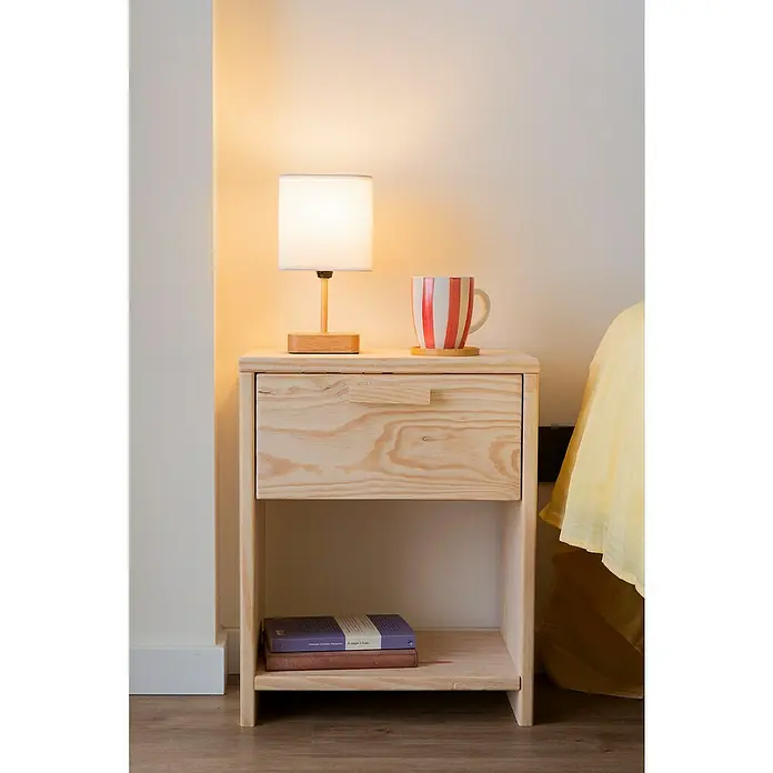 Astigarraga Vita Conjunto de muebles - Natural, 4 pzs. - Mesa de noche de madera de pino con lámpara y libro. La mesa cuenta con un cajón y un compartimento abierto para más espacio.