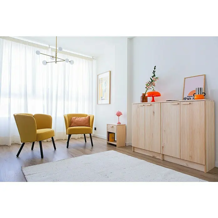 Astigarraga Vita Conjunto de muebles - Natural, 4 pzs. - Dos sillones amarillos y un armario de madera con objetos decorativos en una sala de estar luminosa con alfombra blanca.