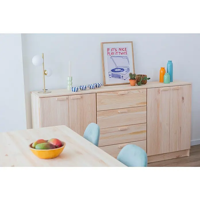 Astigarraga Vita Conjunto de muebles - 3 pzs., Natural - Un aparador de madera clara con cajones, puertas y varios elementos decorativos como una lámpara y jarrones encima.