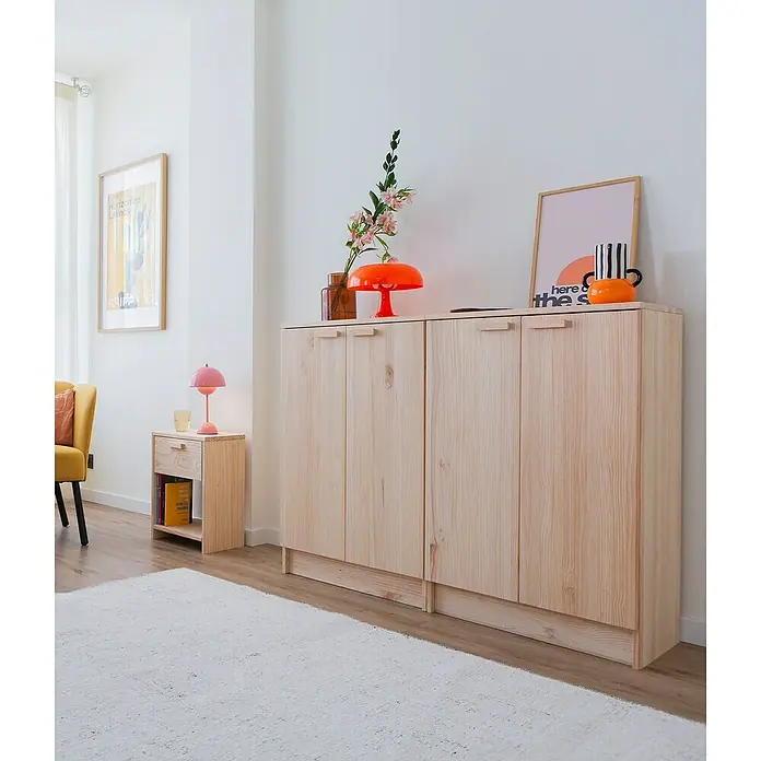 Astigarraga Vita Conjunto de muebles - 3 pzs., Natural - Un espacioso armario de madera sin tratar con cuatro puertas y sutiles tiradores para almacenaje. Un interior decorativo sobre el mueble añade toques de color.