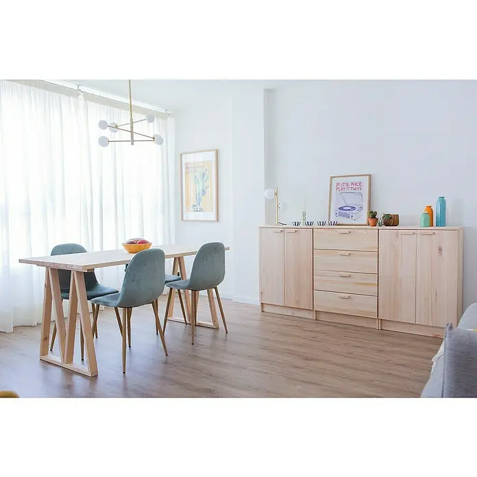 Astigarraga Vita Conjunto de muebles - 3 pzs., Natural - Comedor luminoso con mesa de madera, sillas azules y un aparador de madera clara con decoración. Una lámpara colgante moderna ilumina el espacio.
