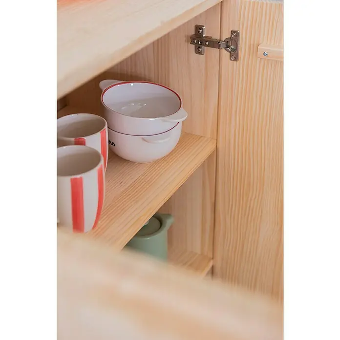 Astigarraga Vita Conjunto de muebles - 3 pzs., Natural - Vajilla en un armario de madera.