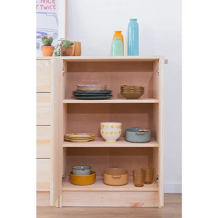 Astigarraga Vita Conjunto de muebles - 3 pzs., Natural - Esta imagen muestra un armario de madera abierto con tres estantes que exhiben vajillas de varios colores y formas.