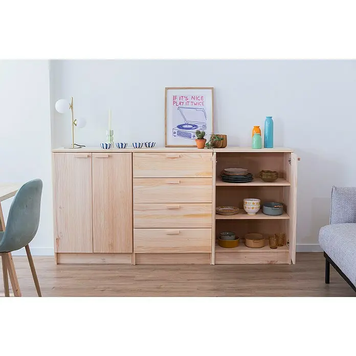 Astigarraga Vita Conjunto de muebles - 3 pzs., Natural - Buffet de madera clara con puertas de armario, cajones y estantes abiertos, decorado con platos, jarrones y una impresión artística.